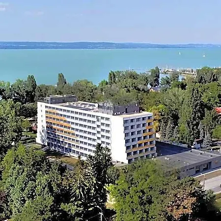 Hotel Lelle 3*